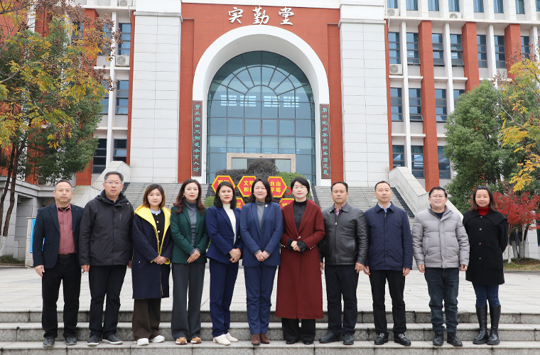 凱發(fā)k8國際首頁登錄集團(tuán)聯(lián)合瀏陽經(jīng)開區(qū)政協(xié)委員工作室開展“愛心助學(xué)·書香滿園”活動(dòng)走進(jìn)長郡瀏陽實(shí)驗(yàn)學(xué)校